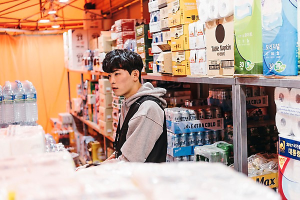 포토 JPG 응시 남자 실내 한명 상반신 20대 성인 옆모습 청춘 전시 한국인 상품 창고 진열장 마트 아르바이트 성인남자한명만 최저임금 비정규직 재고 국내포토 1 시선 뷰포인트 컨셉 비즈니스 사람 동양인 청년 내부 경제 상점 남자한명만 성인남자만 파일형식