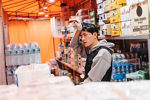 포토 JPG 남자 실내 한명 서기 상반신 20대 성인 옆모습 청춘 한국인 짐 상품 창고 땀 마트 닦기 아르바이트 성인남자한명만 최저임금 비정규직 재고 국내포토 1 뷰포인트 컨셉 비즈니스 모션 사람 동양인 청년 내부 경제 상점 남자한명만 성인남자만 파일형식