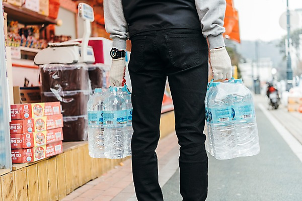 포토 JPG 주간 남자 한명 20대 성인 야외 뒷모습 청춘 전시 한국인 하반신 운반 상품 생수 마트 아르바이트 성인남자한명만 최저임금 비정규직 국내포토 자연요소 1 뷰포인트 컨셉 비즈니스 사람 동양인 청년 경제 상점 물병 남자한명만 성인남자만 파일형식