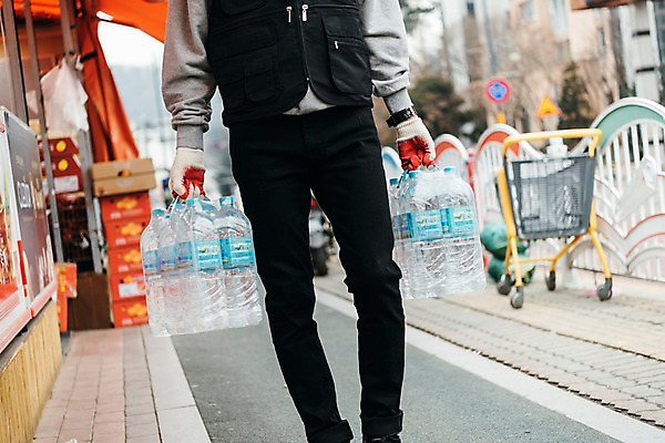 포토 JPG 주간 남자 한명 20대 성인 야외 앞모습 청춘 카트 한국인 하반신 운반 생수 마트 아르바이트 성인남자한명만 최저임금 비정규직 국내포토 자연요소 1 뷰포인트 컨셉 비즈니스 사람 동양인 청년 경제 상점 물병 남자한명만 성인남자만 파일형식