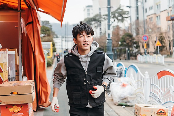 포토 JPG 주간 남자 과일 한명 상반신 20대 성인 야외 앞모습 청춘 한국인 운반 종이상자 마트 아르바이트 성인남자한명만 최저임금 비정규직 국내포토 자연요소 1 뷰포인트 컨셉 비즈니스 사람 동양인 청년 경제 상자 상점 남자한명만 성인남자만 파일형식 인종 남자만 성인만