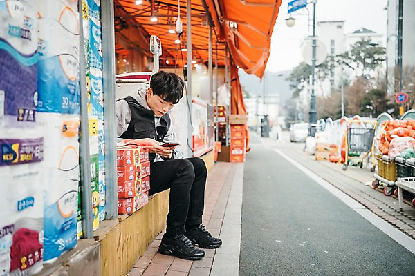 포토 JPG 주간 전신 남자 휴식 한명 앉기 20대 성인 야외 옆모습 스마트폰 청춘 한국인 상품 마트 아르바이트 성인남자한명만 내려보기 최저임금 비정규직 국내포토 자연요소 1 뷰포인트 컨셉 비즈니스 모션 사람 동양인 청년 경제 핸드폰 스마트기기 상점 남자한명만 성인남자만 파일형식