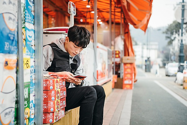 포토 JPG 주간 남자 휴식 한명 앉기 상반신 20대 성인 야외 옆모습 스마트폰 청춘 한국인 상품 마트 아르바이트 성인남자한명만 최저임금 비정규직 국내포토 자연요소 1 뷰포인트 컨셉 비즈니스 모션 사람 동양인 청년 경제 핸드폰 스마트기기 상점 남자한명만 성인남자만 파일형식