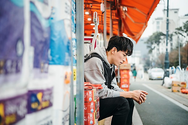 포토 JPG 주간 응시 남자 휴식 한명 앉기 상반신 20대 성인 야외 옆모습 청춘 전시 한국인 상품 마트 아르바이트 성인남자한명만 내려보기 최저임금 비정규직 국내포토 자연요소 1 시선 뷰포인트 컨셉 비즈니스 모션 사람 동양인 청년 경제 상점 남자한명만 성인남자만 파일형식