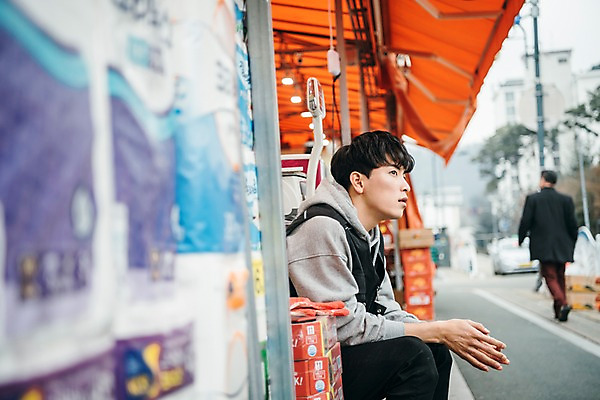 포토 JPG 주간 남자 휴식 앉기 상반신 20대 성인 야외 두명 옆모습 뒷모습 청춘 걷기 전시 한국인 상품 마트 아르바이트 최저임금 비정규직 국내포토 자연요소 뷰포인트 컨셉 비즈니스 모션 사람 동양인 청년 경제 상점 파일형식