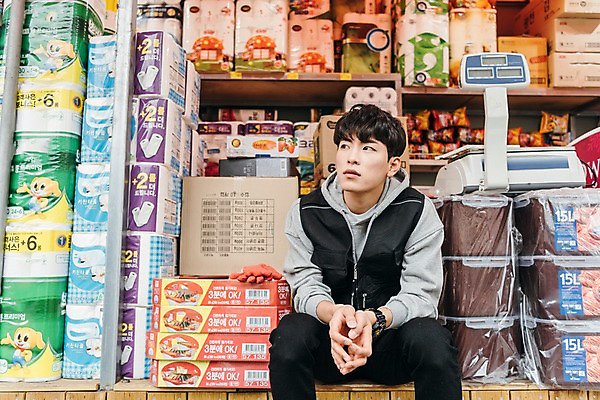 포토 JPG 주간 응시 남자 휴식 한명 앉기 상반신 20대 성인 야외 앞모습 청춘 전시 한국인 상품 마트 손모으기 아르바이트 성인남자한명만 최저임금 비정규직 국내포토 자연요소 1 시선 뷰포인트 컨셉 비즈니스 모션 사람 동양인 손짓 청년 경제 상점 남자한명만 성인남자만 파일형식