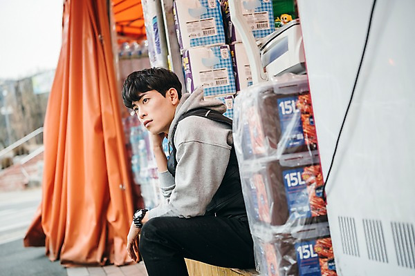 포토 JPG 주간 응시 남자 휴식 한명 앉기 상반신 20대 성인 야외 옆모습 청춘 한국인 상품 마트 아르바이트 성인남자한명만 최저임금 비정규직 국내포토 자연요소 1 시선 뷰포인트 컨셉 비즈니스 모션 사람 동양인 청년 경제 상점 남자한명만 성인남자만 파일형식