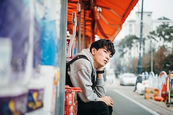 포토 JPG 주간 응시 남자 휴식 한명 상반신 20대 성인 야외 옆모습 청춘 한국인 올려보기 상품 마트 아르바이트 성인남자한명만 최저임금 비정규직 국내포토 자연요소 1 시선 뷰포인트 컨셉 비즈니스 모션 사람 동양인 청년 경제 상점 남자한명만 성인남자만 파일형식 인종 남자만 성인만