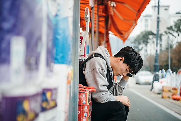 포토 JPG 주간 남자 휴식 한명 앉기 상반신 20대 성인 야외 옆모습 청춘 한국인 상품 마트 아르바이트 성인남자한명만 내려보기 최저임금 비정규직 국내포토 자연요소 1 뷰포인트 컨셉 비즈니스 모션 사람 동양인 청년 경제 상점 남자한명만 성인남자만 파일형식