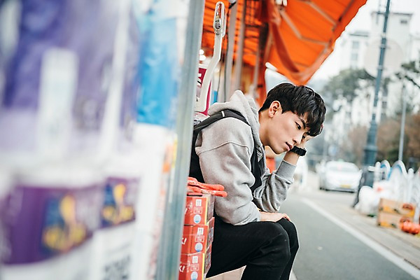 포토 JPG 주간 남자 생각 휴식 한명 앉기 상반신 20대 성인 야외 옆모습 청춘 한국인 상품 마트 아르바이트 성인남자한명만 최저임금 비정규직 국내포토 자연요소 1 뷰포인트 컨셉 비즈니스 모션 사람 동양인 청년 경제 상점 남자한명만 성인남자만 파일형식