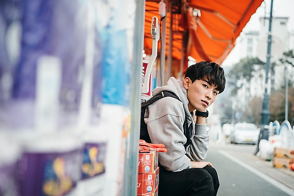 포토 JPG 주간 응시 남자 휴식 한명 앉기 상반신 20대 성인 야외 옆모습 청춘 한국인 상품 마트 아르바이트 성인남자한명만 최저임금 비정규직 국내포토 자연요소 1 시선 뷰포인트 컨셉 비즈니스 모션 사람 동양인 청년 경제 상점 남자한명만 성인남자만 파일형식