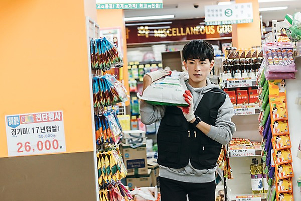 포토 JPG 남자 실내 한명 상반신 20대 성인 앞모습 청춘 한국인 짐 운반 상품 마트 아르바이트 쌀가마 성인남자한명만 최저임금 비정규직 국내포토 1 뷰포인트 컨셉 비즈니스 사람 동양인 청년 내부 경제 상점 남자한명만 성인남자만 파일형식