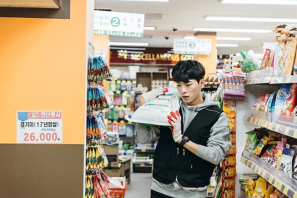 포토 JPG 남자 실내 한명 들기 상반신 20대 성인 앞모습 청춘 한국인 운반 상품 마트 아르바이트 쌀가마 성인남자한명만 최저임금 비정규직 국내포토 1 뷰포인트 컨셉 비즈니스 모션 사람 동양인 청년 내부 경제 상점 남자한명만 성인남자만 파일형식