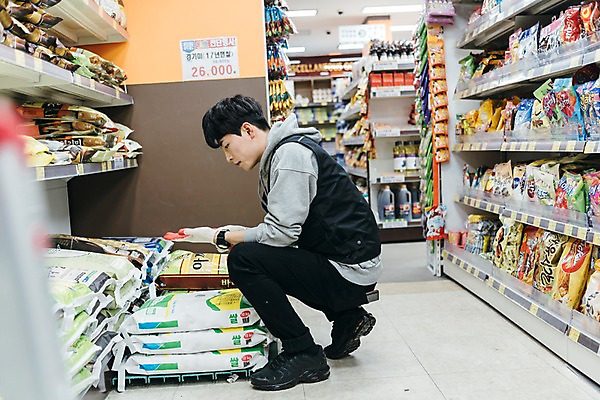 포토 JPG 전신 남자 실내 한명 앉기 20대 성인 옆모습 청춘 한국인 운반 상품 마트 아르바이트 쌀가마 성인남자한명만 최저임금 비정규직 국내포토 1 뷰포인트 컨셉 비즈니스 모션 사람 동양인 청년 내부 경제 상점 남자한명만 성인남자만 파일형식