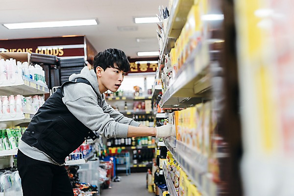 포토 JPG 남자 실내 한명 상반신 20대 성인 옆모습 청춘 한국인 상품 검사_조사 진열장 마트 아르바이트 재고정리 성인남자한명만 최저임금 비정규직 재고 국내포토 1 뷰포인트 컨셉 비즈니스 사람 동양인 청년 내부 경제 상점 남자한명만 성인남자만 파일형식