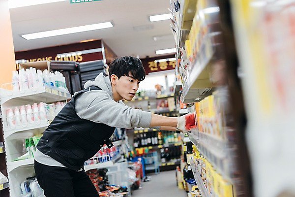 포토 JPG 응시 남자 실내 한명 상반신 20대 성인 옆모습 청춘 한국인 상품 검사_조사 진열장 마트 아르바이트 재고정리 성인남자한명만 최저임금 비정규직 재고 국내포토 1 시선 뷰포인트 컨셉 비즈니스 사람 동양인 청년 내부 경제 상점 남자한명만 성인남자만 파일형식