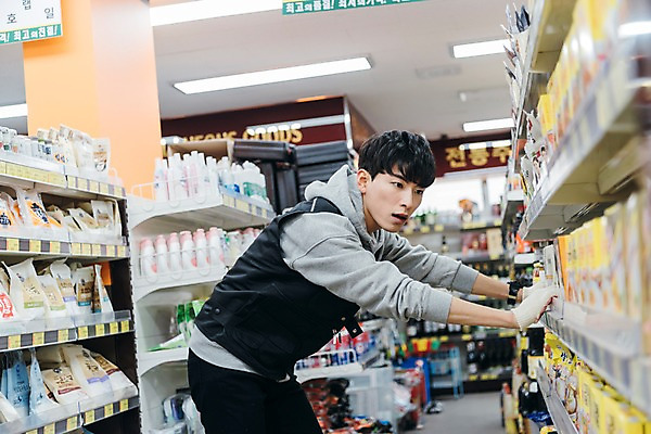 포토 JPG 남자 실내 한명 상반신 20대 성인 옆모습 청춘 한국인 상품 검사_조사 진열장 마트 아르바이트 재고정리 성인남자한명만 최저임금 비정규직 재고 국내포토 1 뷰포인트 컨셉 비즈니스 사람 동양인 청년 내부 경제 상점 남자한명만 성인남자만 파일형식