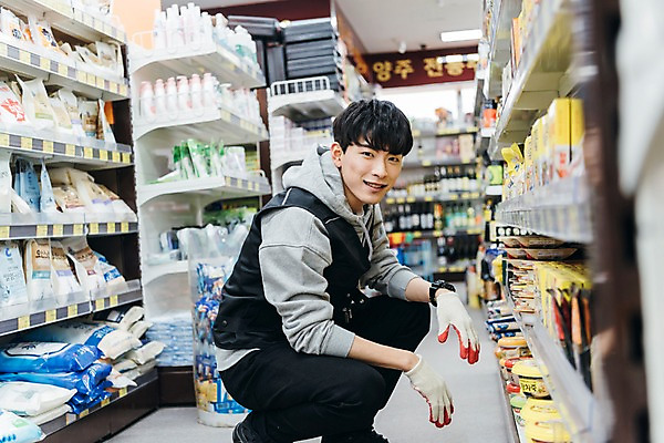 포토 JPG 남자 실내 한명 미소 앉기 상반신 20대 성인 옆모습 청춘 한국인 상품 진열장 마트 아르바이트 재고정리 성인남자한명만 최저임금 비정규직 재고 국내포토 1 뷰포인트 컨셉 비즈니스 모션 표정 사람 동양인 청년 내부 경제 상점 남자한명만 성인남자만 파일형식