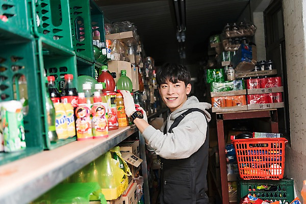 포토 JPG 남자 실내 한명 미소 상반신 20대 성인 옆모습 청춘 한국인 상품 장바구니 창고 마트 아르바이트 재고정리 성인남자한명만 최저임금 비정규직 재고 국내포토 1 뷰포인트 컨셉 비즈니스 표정 사람 동양인 청년 내부 경제 쇼핑 바구니 상점 남자한명만 성인남자만 파일형식