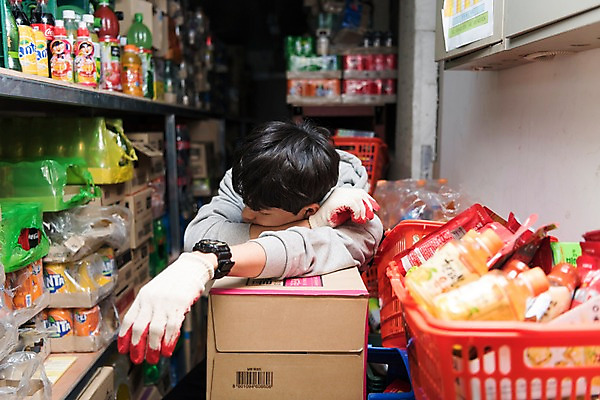 포토 JPG 남자 휴식 실내 한명 상반신 20대 성인 옆모습 청춘 기댐 한국인 졸음 상품 종이상자 장바구니 창고 마트 아르바이트 성인남자한명만 최저임금 비정규직 재고 국내포토 1 감정 뷰포인트 컨셉 비즈니스 모션 사람 동양인 청년 내부 경제 쇼핑 상자 바구니 상점 남자한명만 성인남자만 파일형식