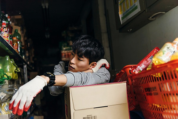 포토 JPG 남자 휴식 실내 피곤 한명 상반신 20대 성인 옆모습 청춘 기댐 한국인 졸음 상품 장바구니 창고 마트 아르바이트 힘듦 성인남자한명만 최저임금 비정규직 국내포토 1 감정 뷰포인트 컨셉 비즈니스 모션 사람 동양인 청년 내부 경제 쇼핑 바구니 상점 남자한명만 성인남자만 파일형식