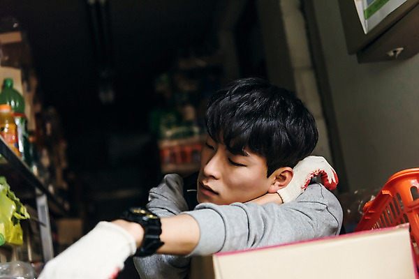 포토 JPG 남자 실내 피곤 한명 상반신 20대 성인 옆모습 청춘 눈감음 기댐 한국인 졸음 상품 종이상자 장바구니 창고 마트 아르바이트 힘듦 성인남자한명만 최저임금 비정규직 국내포토 1 감정 뷰포인트 컨셉 비즈니스 모션 사람 동양인 청년 내부 경제 쇼핑 상자 바구니 상점 남자한명만 성인남자만 파일형식