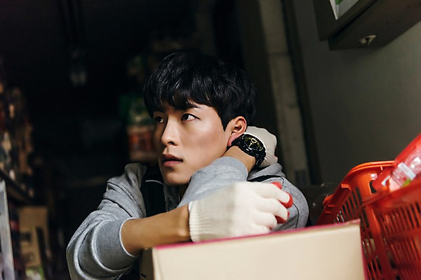 포토 JPG 남자 휴식 실내 한명 상반신 20대 성인 옆모습 청춘 기댐 한국인 종이상자 장바구니 창고 마트 아르바이트 성인남자한명만 최저임금 비정규직 국내포토 1 뷰포인트 컨셉 비즈니스 모션 사람 동양인 청년 내부 경제 쇼핑 상자 바구니 상점 남자한명만 성인남자만 파일형식