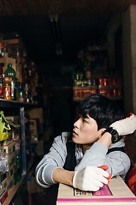 포토 JPG 응시 남자 휴식 실내 한명 상반신 20대 성인 옆모습 청춘 기댐 한국인 상품 종이상자 창고 마트 아르바이트 성인남자한명만 최저임금 비정규직 국내포토 1 시선 뷰포인트 컨셉 비즈니스 모션 사람 동양인 청년 내부 경제 상자 상점 남자한명만 성인남자만 파일형식
