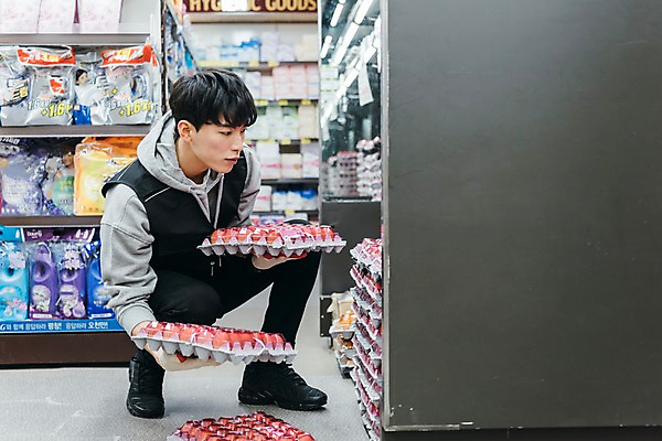 포토 JPG 전신 남자 실내 한명 들기 앉기 20대 성인 옆모습 청춘 계란 한국인 운반 상품 세제 마트 아르바이트 성인남자한명만 최저임금 비정규직 국내포토 1 뷰포인트 컨셉 비즈니스 모션 사람 동양인 청년 내부 경제 상점 알 남자한명만 성인남자만 파일형식