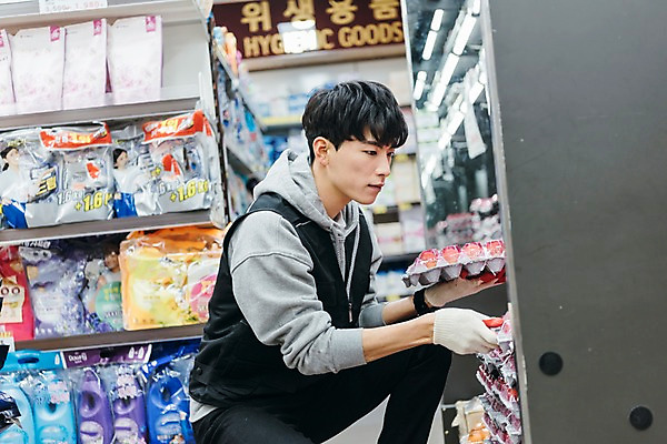 포토 JPG 남자 실내 한명 앉기 상반신 20대 성인 옆모습 청춘 계란 한국인 운반 상품 세제 마트 아르바이트 성인남자한명만 최저임금 비정규직 국내포토 1 뷰포인트 컨셉 비즈니스 모션 사람 동양인 청년 내부 경제 상점 알 남자한명만 성인남자만 파일형식