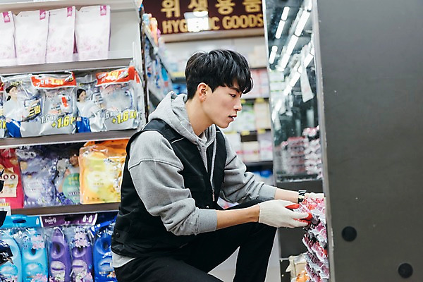 포토 JPG 남자 실내 한명 상반신 20대 성인 옆모습 청춘 계란 한국인 운반 상품 세제 마트 아르바이트 성인남자한명만 최저임금 비정규직 국내포토 1 뷰포인트 컨셉 비즈니스 사람 동양인 청년 내부 경제 상점 알 남자한명만 성인남자만 파일형식