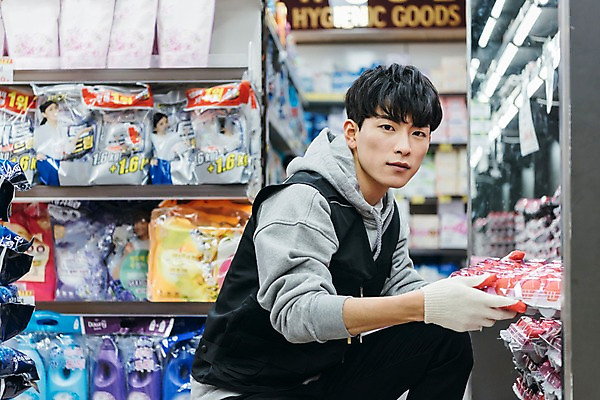 포토 JPG 남자 실내 한명 상반신 20대 성인 옆모습 청춘 계란 한국인 운반 상품 마트 아르바이트 성인남자한명만 최저임금 비정규직 국내포토 1 뷰포인트 컨셉 비즈니스 사람 동양인 청년 내부 경제 상점 알 남자한명만 성인남자만 파일형식