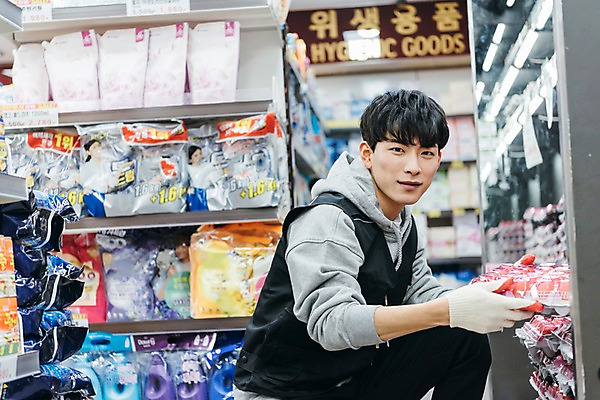 포토 JPG 남자 실내 한명 앉기 상반신 20대 성인 옆모습 청춘 계란 한국인 운반 상품 마트 아르바이트 성인남자한명만 최저임금 비정규직 국내포토 1 뷰포인트 컨셉 비즈니스 모션 사람 동양인 청년 내부 경제 상점 알 남자한명만 성인남자만 파일형식