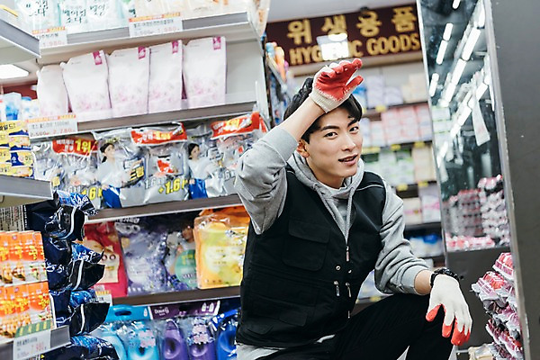 포토 JPG 남자 실내 한명 미소 상반신 20대 성인 앞모습 청춘 한국인 짐 운반 상품 땀 마트 닦기 아르바이트 성인남자한명만 최저임금 비정규직 국내포토 1 뷰포인트 컨셉 비즈니스 모션 표정 사람 동양인 청년 내부 경제 상점 남자한명만 성인남자만 파일형식