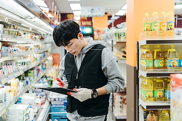 포토 JPG 남자 유제품 실내 한명 상반신 20대 성인 앞모습 청춘 한국인 기록 상품 검사_조사 문서 마트 아르바이트 재고정리 성인남자한명만 최저임금 비정규직 재고 국내포토 1 뷰포인트 컨셉 비즈니스 사람 동양인 청년 내부 경제 상점 남자한명만 성인남자만 파일형식