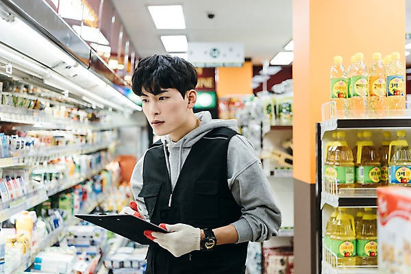 포토 JPG 응시 남자 유제품 실내 한명 상반신 20대 성인 앞모습 청춘 한국인 기록 상품 문서 마트 아르바이트 재고정리 성인남자한명만 최저임금 비정규직 재고 국내포토 1 시선 뷰포인트 컨셉 비즈니스 사람 동양인 청년 내부 경제 상점 남자한명만 성인남자만 파일형식