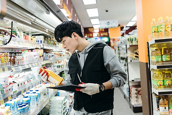 포토 JPG 남자 유제품 실내 한명 서기 상반신 20대 성인 옆모습 청춘 한국인 기록 상품 마트 아르바이트 재고정리 성인남자한명만 최저임금 비정규직 재고 국내포토 1 뷰포인트 컨셉 비즈니스 모션 사람 동양인 청년 내부 경제 상점 남자한명만 성인남자만 파일형식