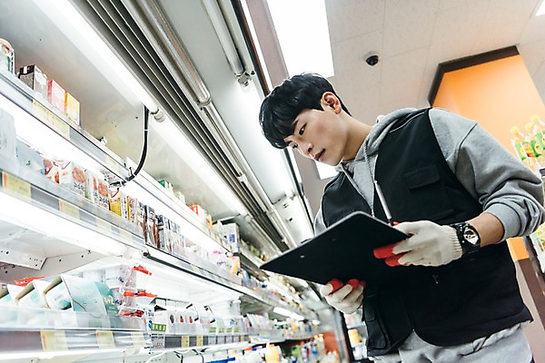 포토 JPG 남자 유제품 실내 한명 상반신 20대 성인 앞모습 청춘 한국인 기록 상품 문서 마트 아르바이트 재고정리 성인남자한명만 최저임금 비정규직 재고 국내포토 1 뷰포인트 컨셉 비즈니스 사람 동양인 청년 내부 경제 상점 남자한명만 성인남자만 파일형식