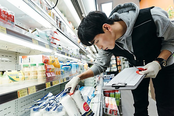 포토 JPG 응시 남자 유제품 실내 한명 상반신 20대 성인 옆모습 청춘 한국인 기록 상품 문서 마트 아르바이트 재고정리 성인남자한명만 최저임금 비정규직 재고 국내포토 1 시선 뷰포인트 컨셉 비즈니스 사람 동양인 청년 내부 경제 상점 남자한명만 성인남자만 파일형식