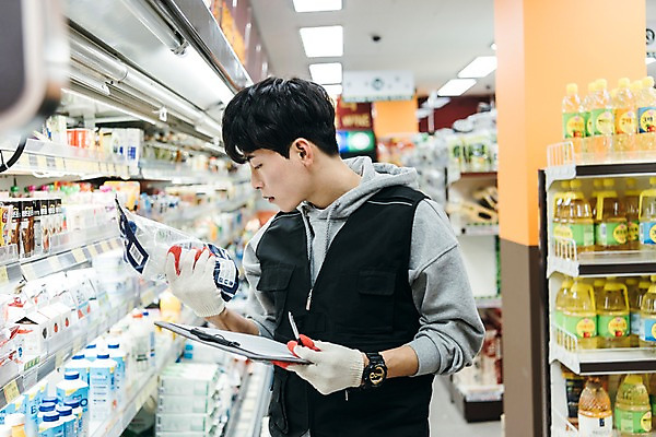 포토 JPG 남자 유제품 실내 한명 서기 상반신 20대 성인 옆모습 청춘 한국인 기록 상품 문서 마트 아르바이트 재고정리 성인남자한명만 최저임금 비정규직 재고 국내포토 1 뷰포인트 컨셉 비즈니스 모션 사람 동양인 청년 내부 경제 상점 남자한명만 성인남자만 파일형식