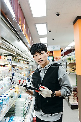 포토 JPG 남자 유제품 실내 한명 상반신 20대 성인 앞모습 청춘 한국인 상품 문서 마트 아르바이트 재고정리 성인남자한명만 최저임금 비정규직 재고 국내포토 1 뷰포인트 컨셉 비즈니스 사람 동양인 청년 내부 경제 상점 남자한명만 성인남자만 파일형식