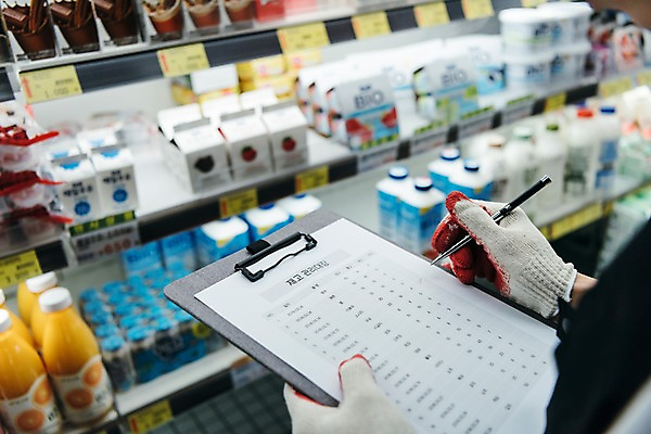 포토 JPG 손 남자 유제품 실내 한명 20대 성인 신체부위 청춘 한국인 기록 문서 마트 아르바이트 재고정리 성인남자한명만 최저임금 비정규직 재고 국내포토 1 컨셉 비즈니스 사람 동양인 청년 내부 경제 상점 상품 남자한명만 성인남자만 파일형식