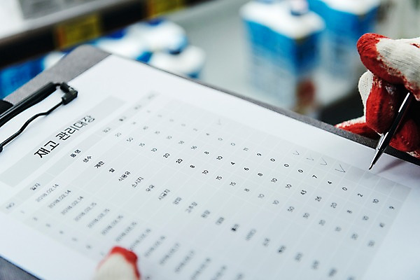 포토 JPG 손 한명 사람 20대 성인 신체부위 기록 상품 체크표시 문서 마트 재고정리 재고 국내포토 1 청년 상점 확인 파일형식