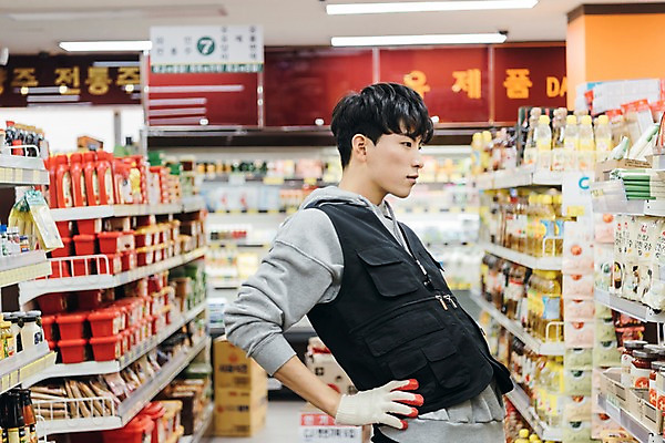 포토 JPG 남자 휴식 실내 한명 서기 상반신 20대 성인 옆모습 청춘 스트레칭 한국인 상품 마트 아르바이트 성인남자한명만 최저임금 비정규직 국내포토 1 뷰포인트 컨셉 비즈니스 모션 사람 동양인 청년 내부 경제 운동 상점 남자한명만 성인남자만 파일형식