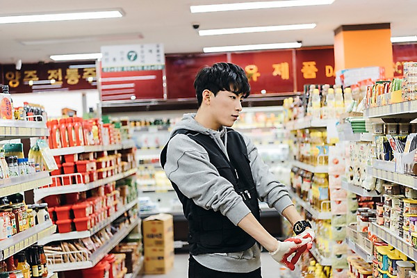 포토 JPG 응시 남자 휴식 실내 한명 서기 상반신 20대 성인 옆모습 청춘 한국인 상품 기지개 마트 아르바이트 성인남자한명만 최저임금 비정규직 국내포토 1 시선 뷰포인트 컨셉 비즈니스 모션 사람 동양인 청년 내부 경제 상점 남자한명만 성인남자만 파일형식