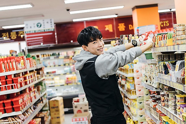 포토 JPG 남자 휴식 실내 한명 미소 상반신 20대 성인 옆모습 청춘 한국인 기지개 마트 아르바이트 성인남자한명만 최저임금 비정규직 국내포토 1 뷰포인트 컨셉 비즈니스 모션 표정 사람 동양인 청년 내부 경제 상점 남자한명만 성인남자만 파일형식