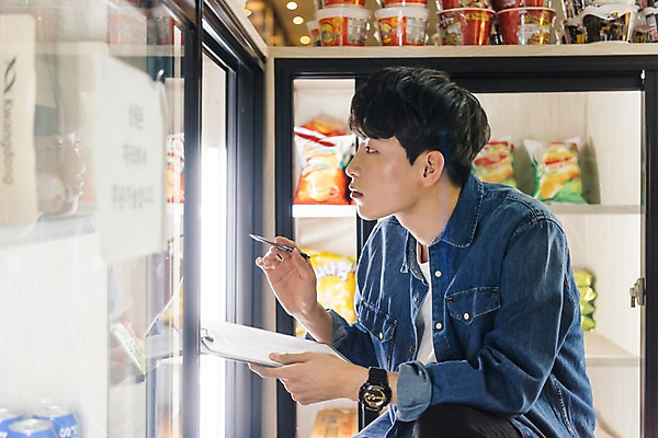 포토 JPG 남자 실내 한명 앉기 상반신 20대 성인 옆모습 청춘 과자 한국인 문서 냉장고 아르바이트 pc방 재고정리 컵라면 성인남자한명만 최저임금 비정규직 재고 국내포토 1 뷰포인트 컨셉 비즈니스 모션 디저트 사람 동양인 청년 내부 경제 가전제품 라면 상품 남자한명만 성인남자만 파일형식