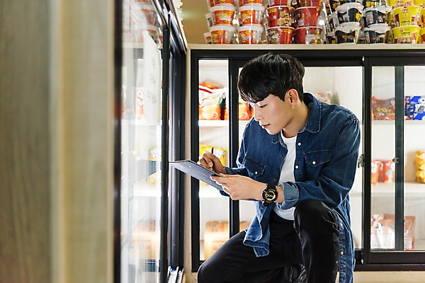 포토 JPG 남자 실내 한명 앉기 상반신 20대 성인 옆모습 청춘 과자 한국인 기록 문서 아르바이트 pc방 재고정리 컵라면 성인남자한명만 최저임금 비정규직 재고 국내포토 1 뷰포인트 컨셉 비즈니스 모션 디저트 사람 동양인 청년 내부 경제 라면 상품 남자한명만 성인남자만 파일형식