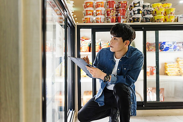 포토 JPG 응시 남자 실내 한명 앉기 상반신 20대 성인 옆모습 청춘 과자 한국인 기록 문서 냉장고 아르바이트 pc방 재고정리 컵라면 성인남자한명만 최저임금 비정규직 재고 국내포토 1 시선 뷰포인트 컨셉 비즈니스 모션 디저트 사람 동양인 청년 내부 경제 가전제품 라면 상품 남자한명만 성인남자만 파일형식