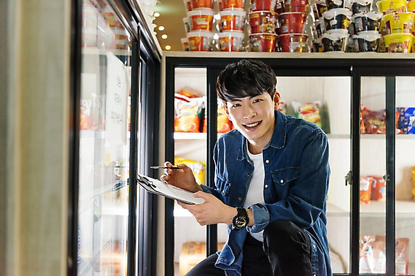 포토 JPG 남자 실내 한명 미소 앉기 상반신 20대 성인 앞모습 청춘 과자 한국인 기록 문서 냉장고 아르바이트 pc방 재고정리 컵라면 성인남자한명만 최저임금 비정규직 재고 국내포토 1 뷰포인트 컨셉 비즈니스 모션 디저트 표정 사람 동양인 청년 내부 경제 가전제품 라면 상품 남자한명만 성인남자만 파일형식